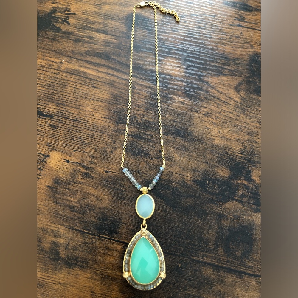 Elegant Gold and Green Pendant Necklace